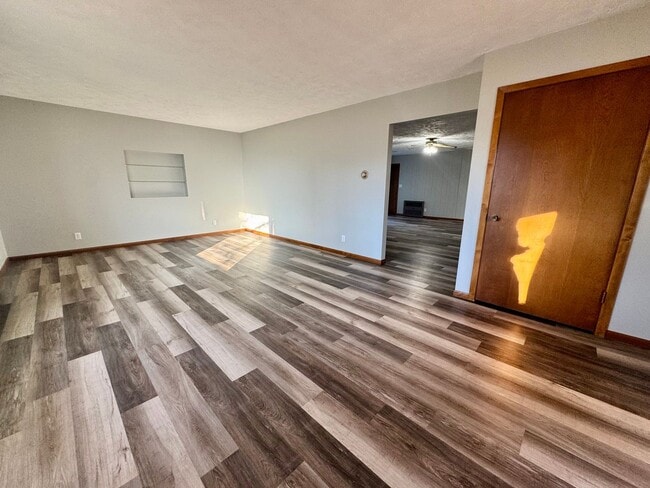 Building Photo - 4 bed, 2 bath acreage in Pickrell area