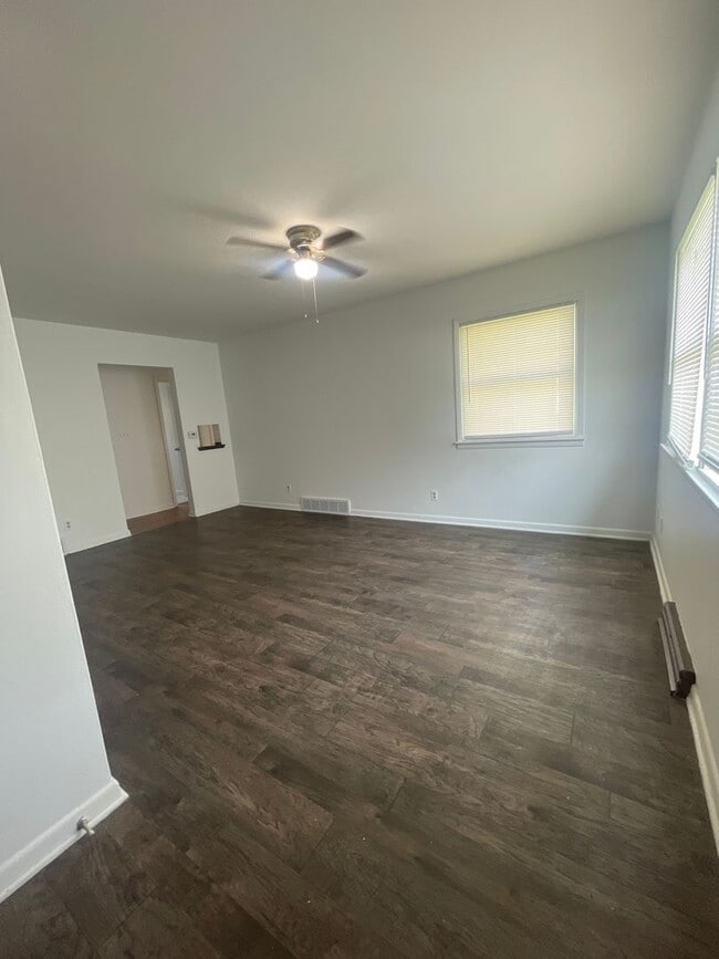 Building Photo - 2 Bedroom 1 Bathroom Duplex for Rent!