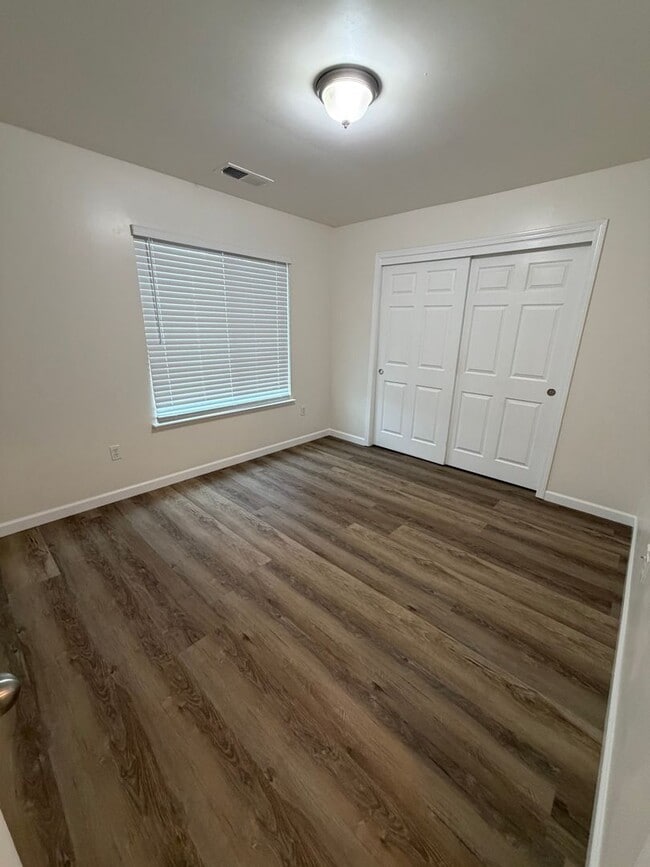 Building Photo - Sanger home