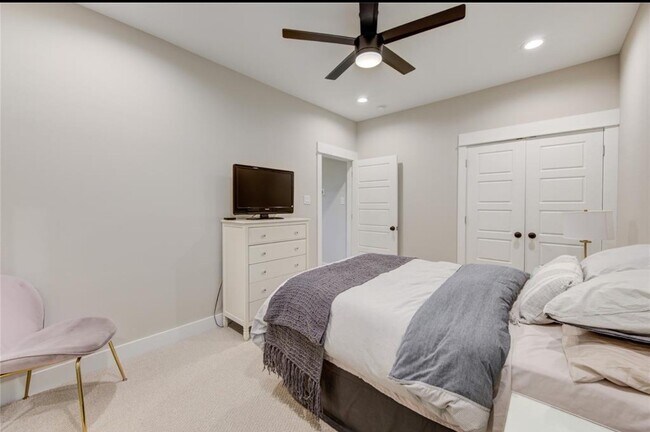 Building Photo - 704 Pinemont Dr