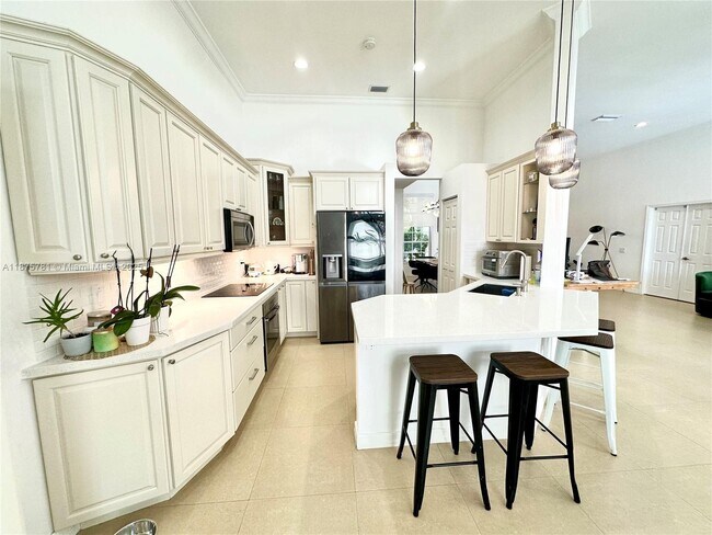 Building Photo - 656 Verona Pl