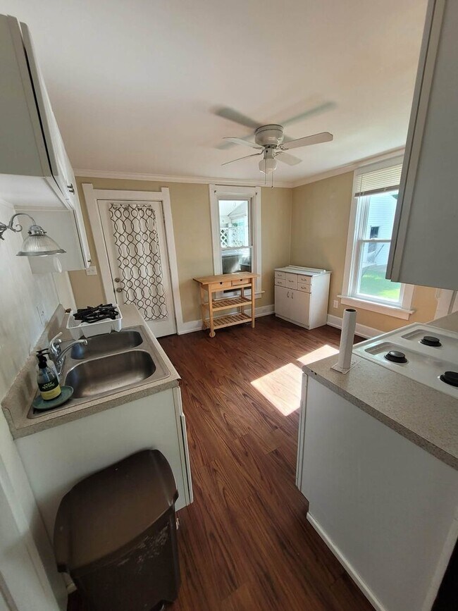 Building Photo - 3 Bedroom 1 Bath