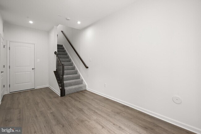 Building Photo - 643 Eastland Row