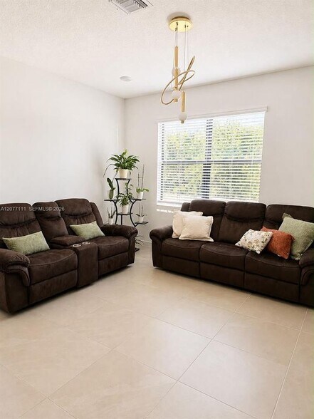 Building Photo - 8740 SW Kanner Oaks Dr