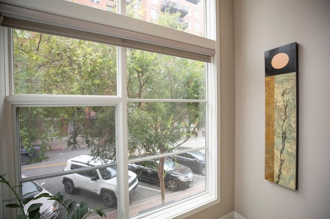 Building Photo - Modern Townhome Living in the Heart of Dow...