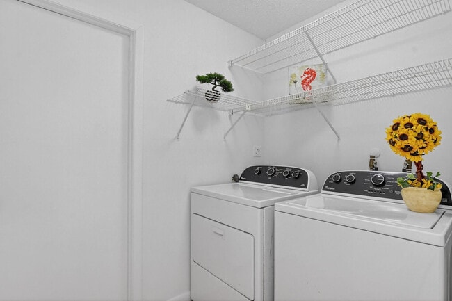 Building Photo - 661 Hollows Cir