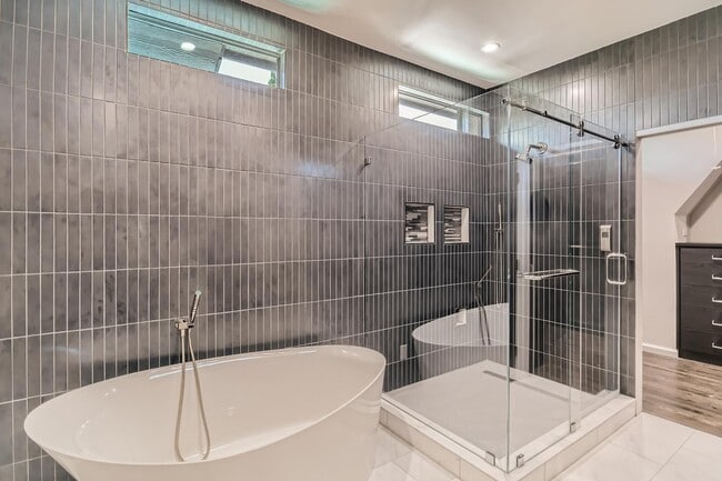 Building Photo - Impressive Cochran Heights home with outdo...