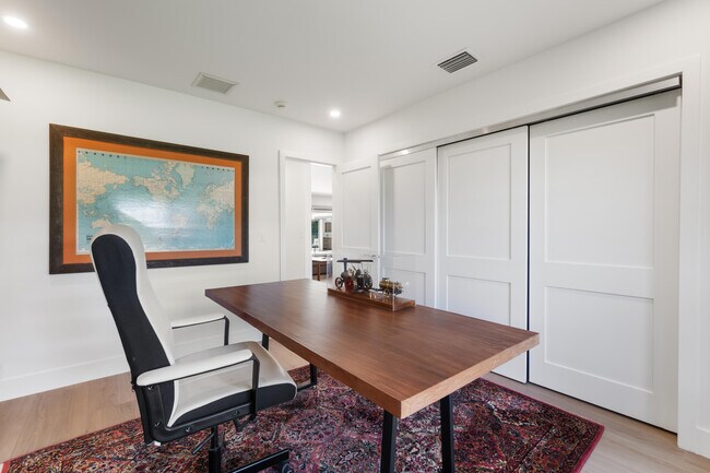 Building Photo - 820 Canary Walk