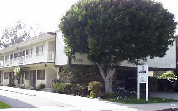 Building Photo - 3721 S Bentley Ave