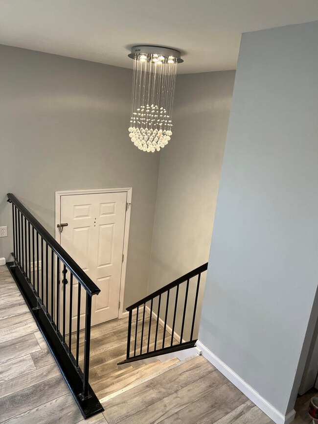 Building Photo - Updated bi-level!