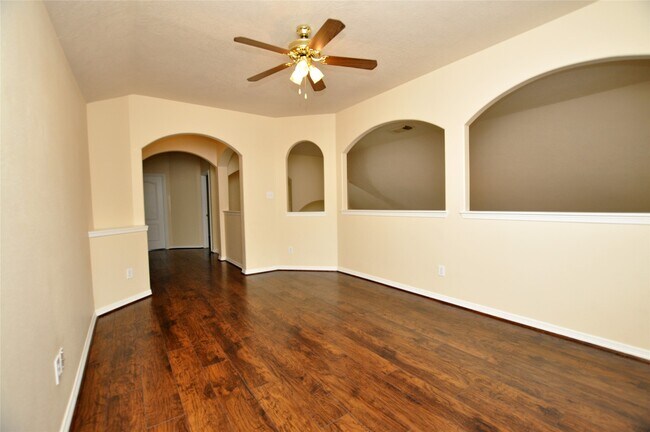 Building Photo - 9210 Hidden Lake E Dr