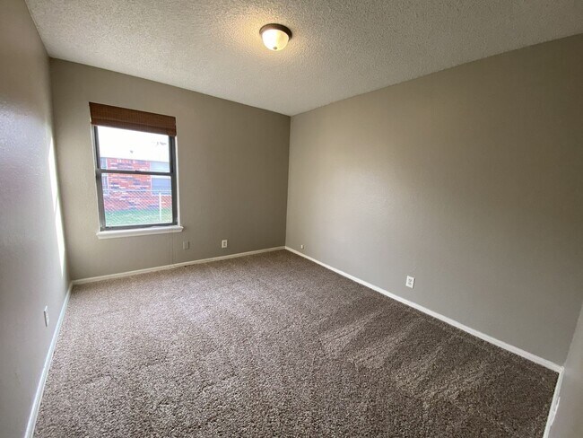 Building Photo - One Story, Union schools, New Paint and Carpet.