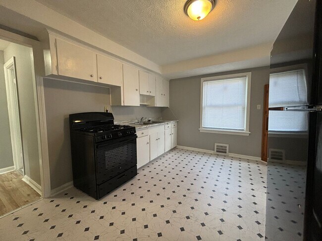 Building Photo - Spacious Single Family 3 Bedroom with Central Air - Will Not Last Long!