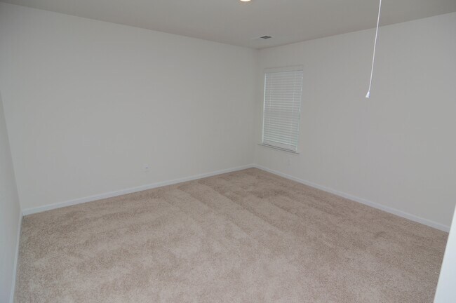 Building Photo - 116 Leslie Silver Dr