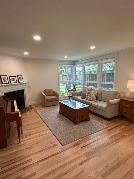 Living room - 903 Timothy Ln