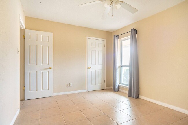 Primary Photo - Queen room in 4-bed/2.0-bath Home