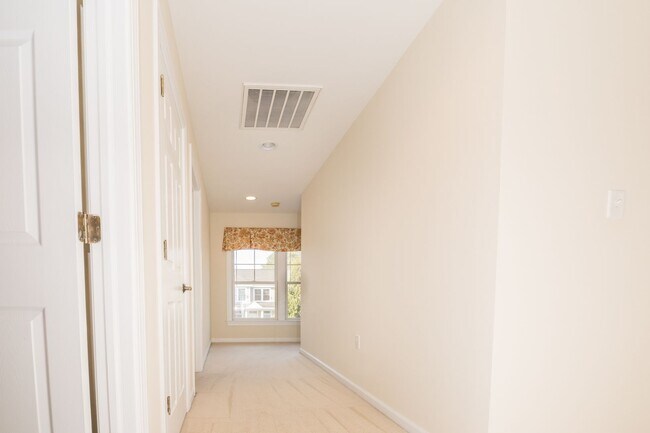 Building Photo - Updated Condo in Norfolk