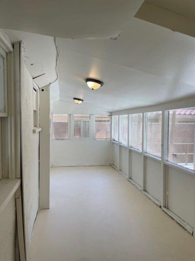 Building Photo - 2 Bed +1 Bath SINGLE FAMILY HOME + HUGE ba...