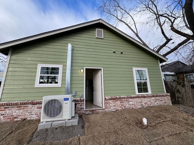 Building Photo - Stunning 2 bedroom 1 bathroom home In Kendall-Whittier district of Tulsa!