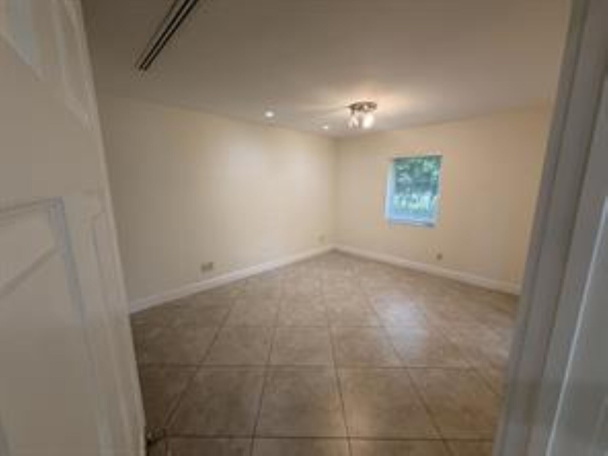 Building Photo - 2018 NE 14th Ct