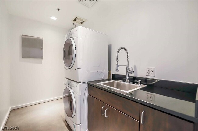 Building Photo - 900 S Las Vegas Blvd