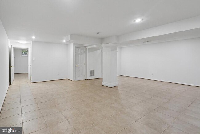 Building Photo - 903 Ridge Dr