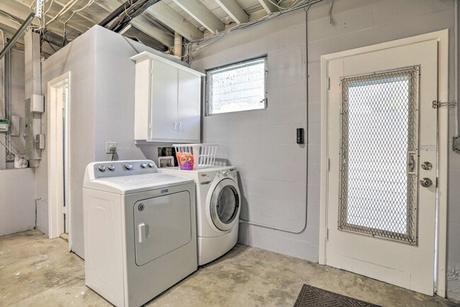 Building Photo - 1412 Country Club Rd N