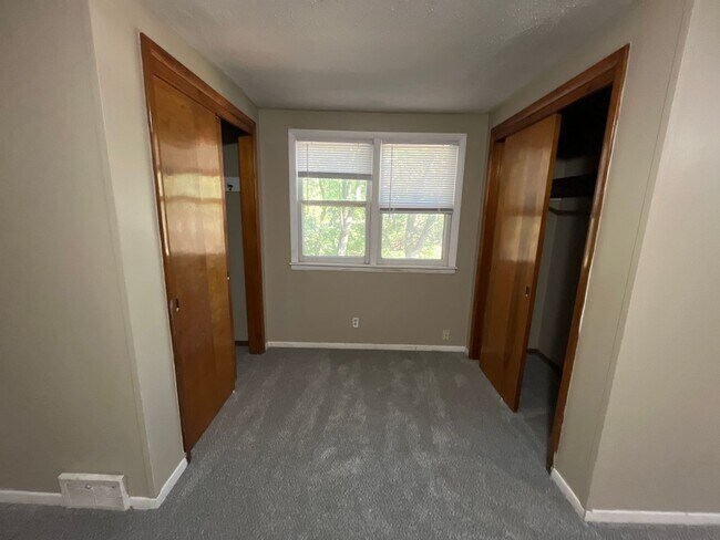 Building Photo - 4 bedroom, 2 bathroom home in the peaceful community of Mahtomedi access to White Bear Lake