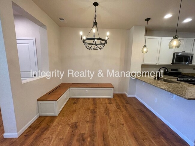 Building Photo - 598 E Dry Creek Pl