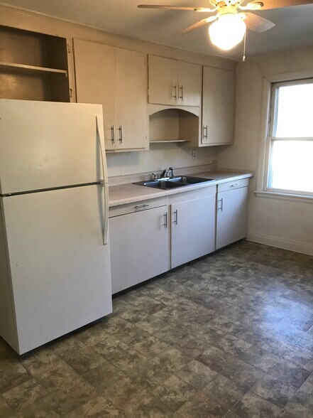 Eat in kitchen with appliances - 11 Kimberly St