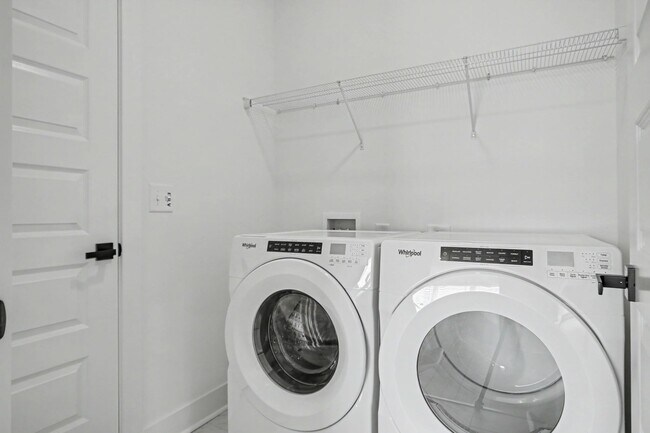 Building Photo - 3084 Claredon St