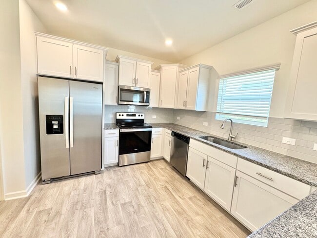 Building Photo - BEAUTIFUL 3BD/2.5BTH Townhome - Belmont -July/August Move In