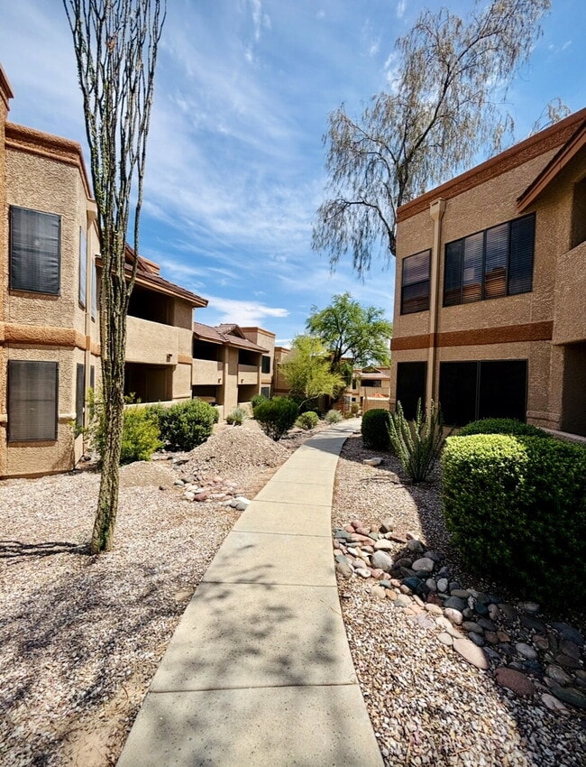 Building Photo - "Discover Modern Comfort: 2-Bed, 2-Bath Condo Tucsons Foothills “