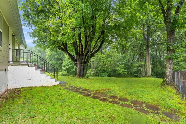 Building Photo - Historic Charmer on Signal Mountain!