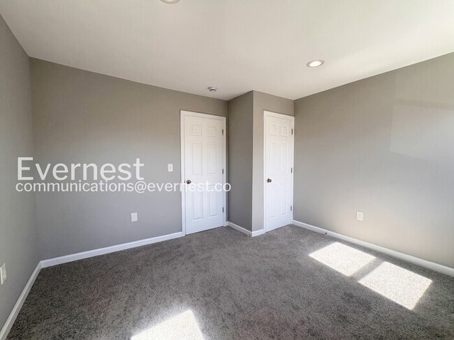 Building Photo - 3 Bed/1.5 Bath Townhome with fenced yard and deck/ Available Now!