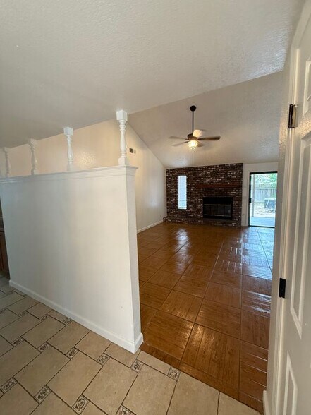 Building Photo - 2704 Pinewood Dr