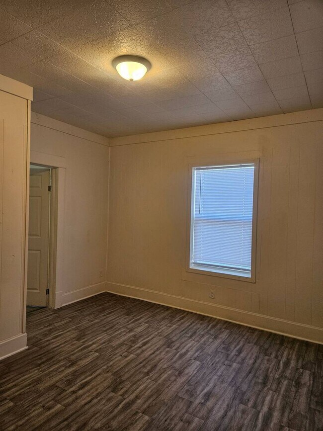 Building Photo - WOW! Look at this property ! You cant beat this price!