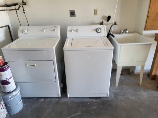 Building Photo - 9609 W Cinnabar Ave