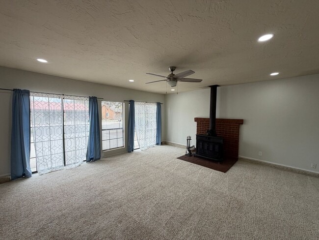 Building Photo - 3 Bedroom Updated Home Available Near Montano Rd NW & Unser Blvd NW!