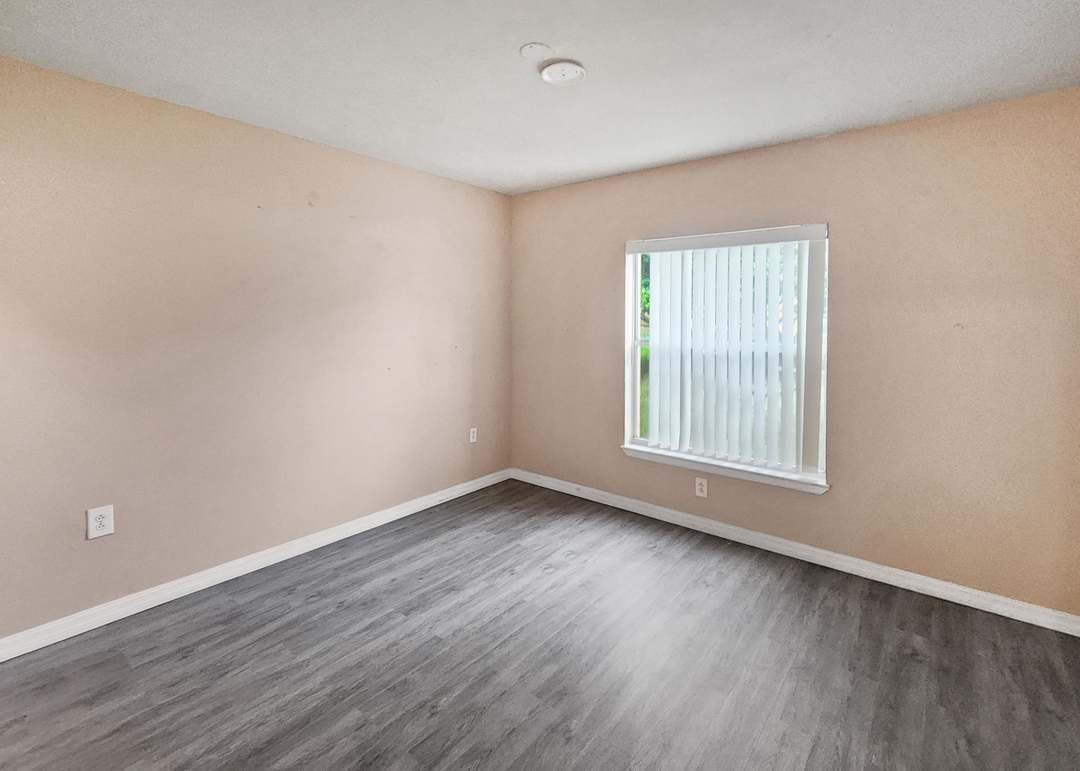 Room 1 - 4831 Via Palm Lks