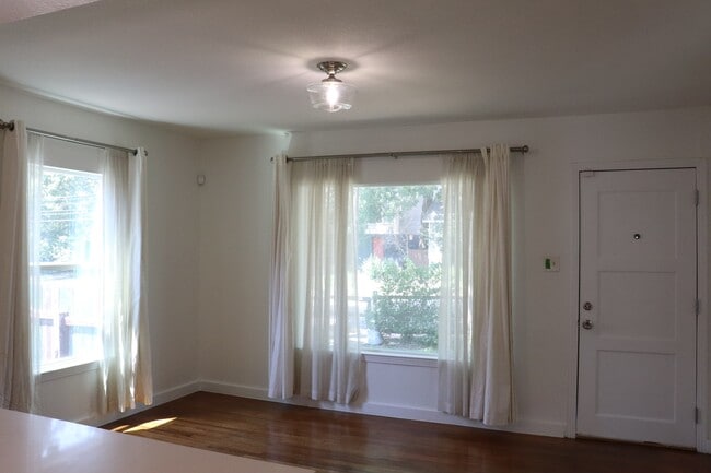 Building Photo - 713 E 45th St