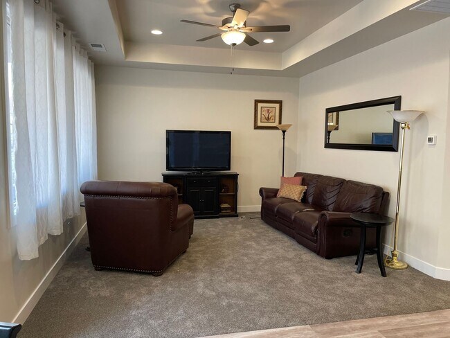 Building Photo - Great home located in Hurricane!