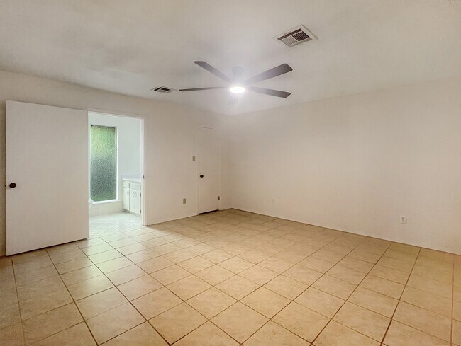 Building Photo - 2604 NE Garden Ln
