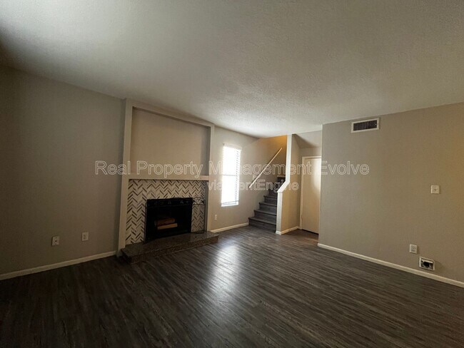 Building Photo - 2040 S Longmore