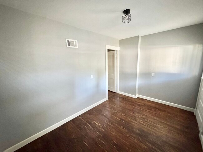 Building Photo - 664 Landis St