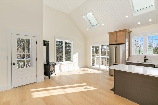 Building Photo - 639 E Broadway