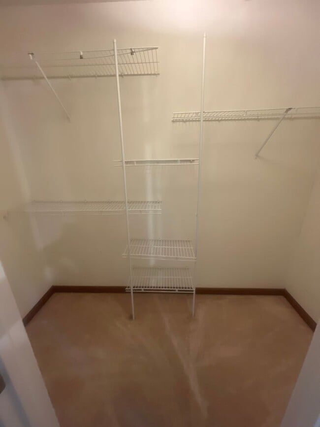 Building Photo - MOVE IN READY!!