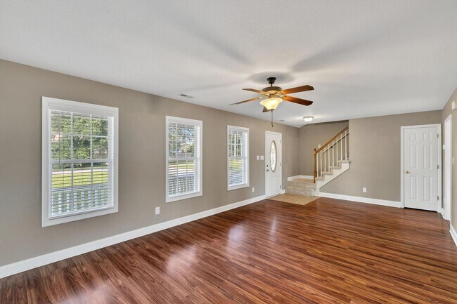 Building Photo - 3 bedroom with BONUS! Fenced Yard