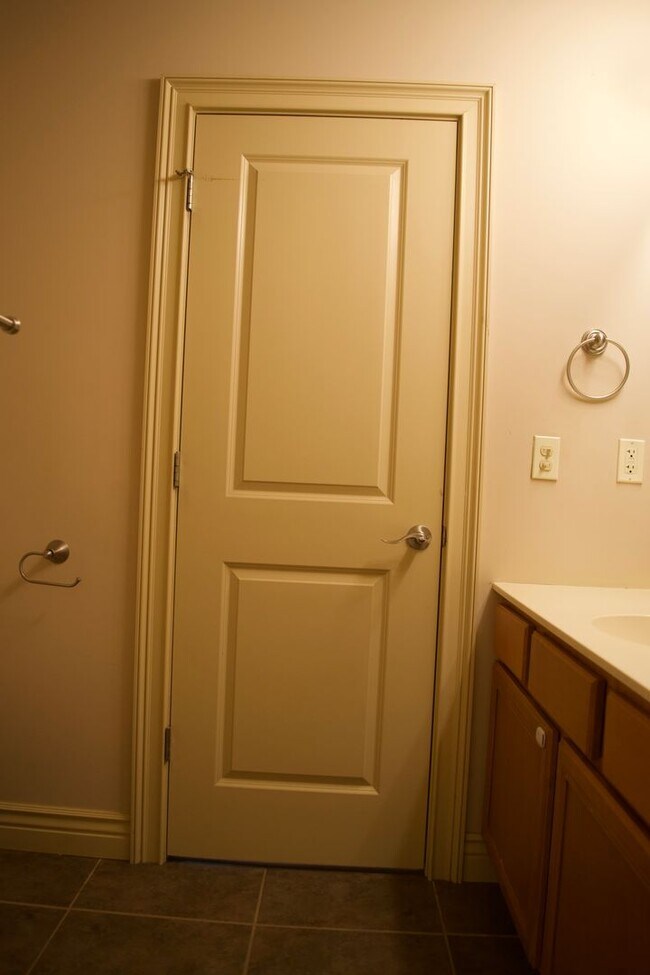 Building Photo - Marvelous 3 Bedroom House In Mill Creek Ma...