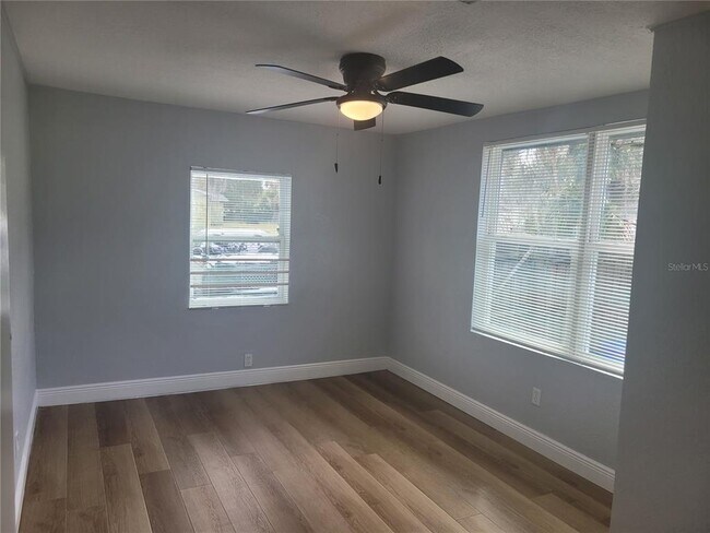 Building Photo - 1320 S Oleander Ave